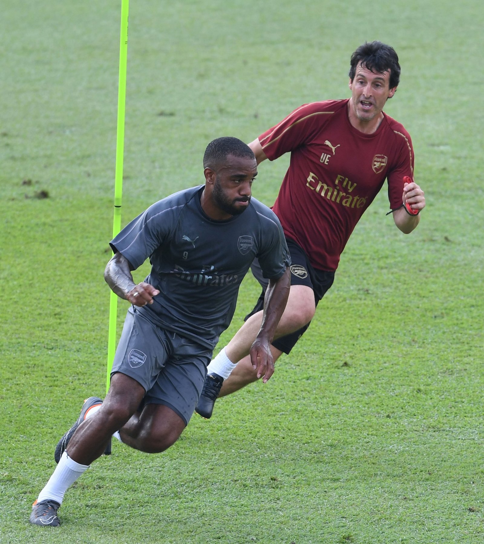 Unai Emery and Alexandre Lacazette in training
