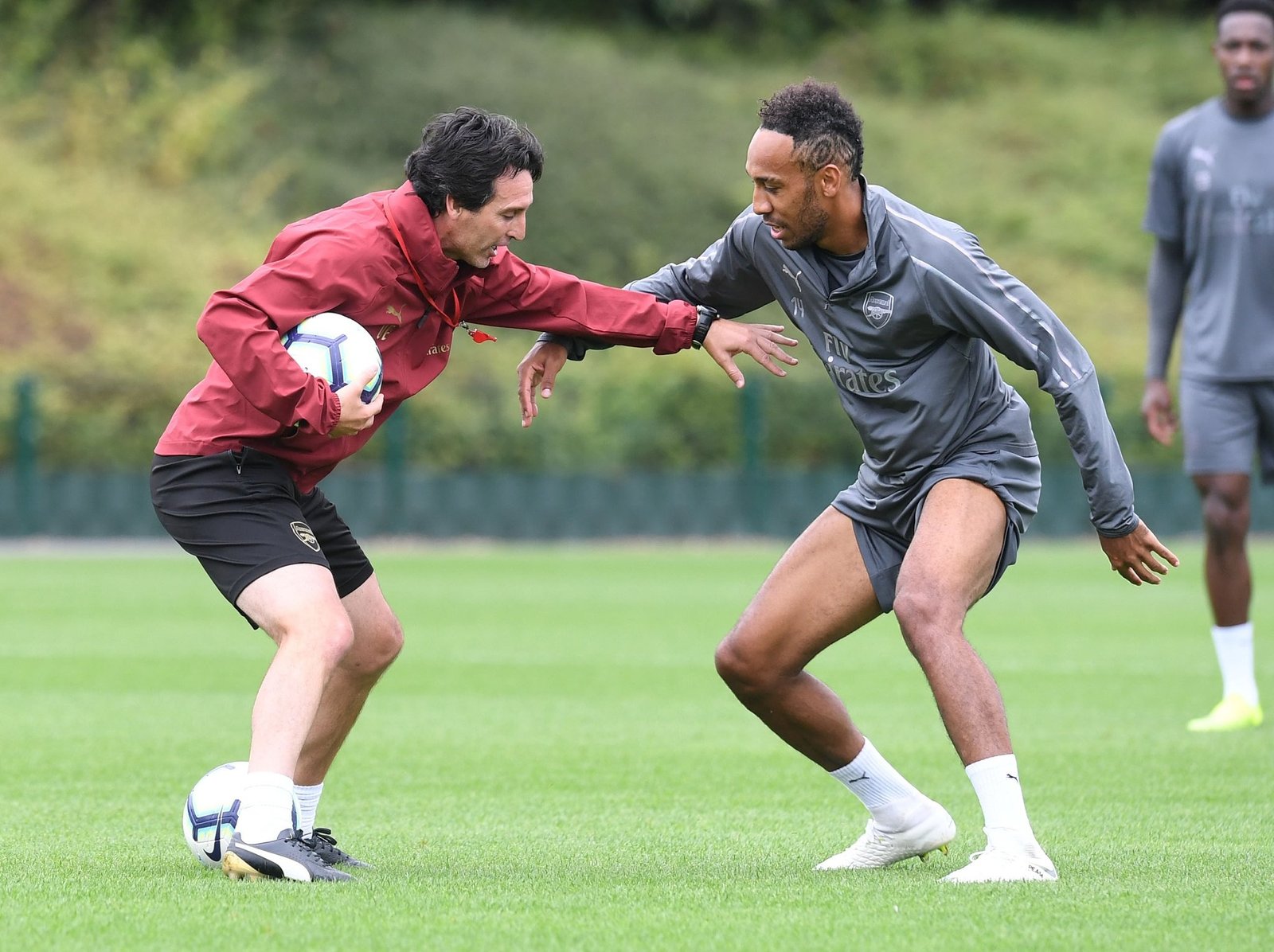 Unai Emery and Aubameyang in training